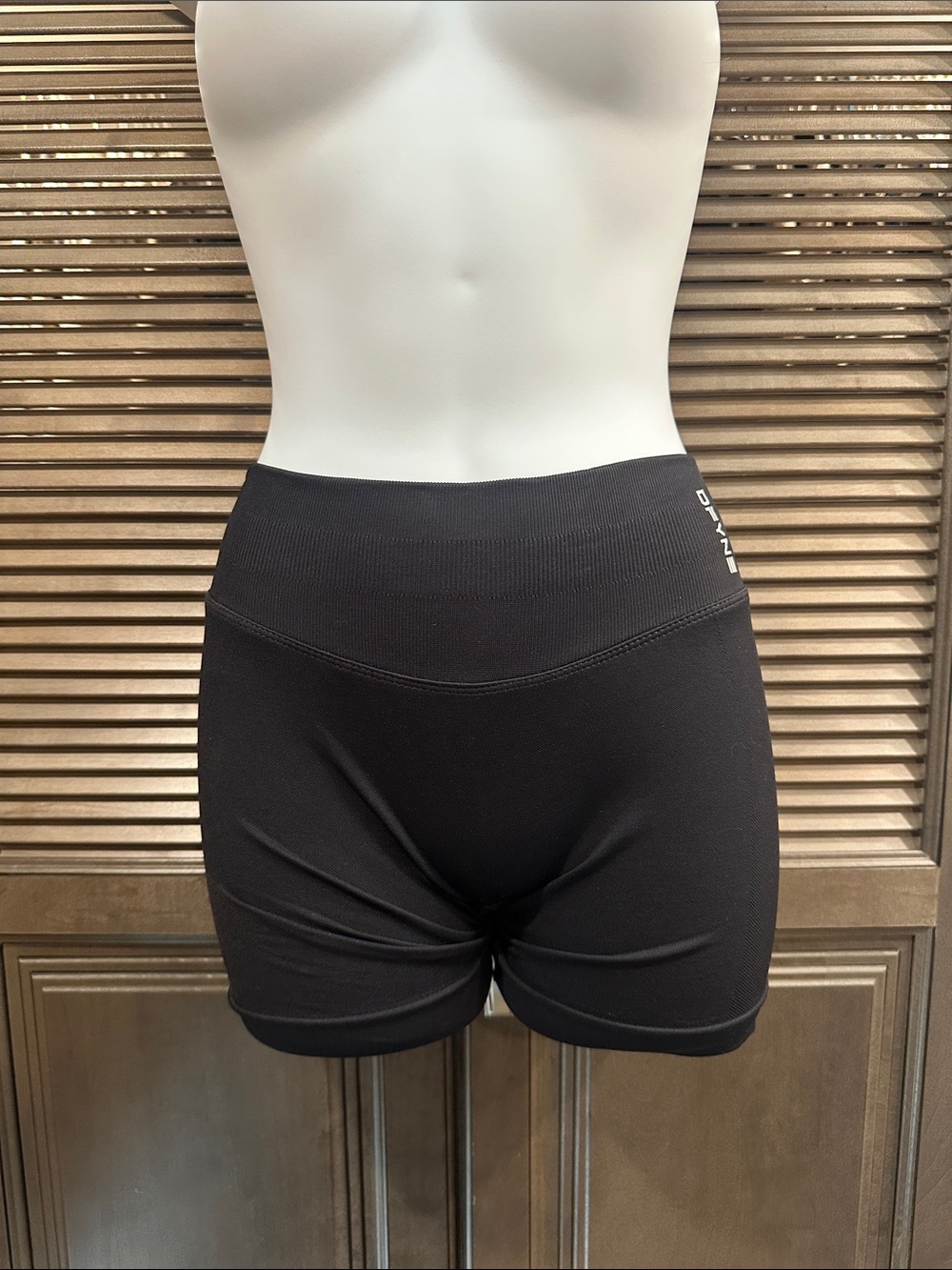 DFYNE High-Waist Seamless Black Bike Shorts with Subtle Logo
